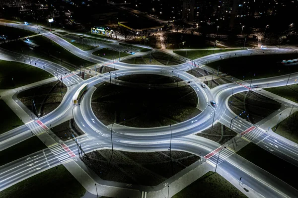 Arial modern ulaşım otoyolu, Road and Roundabout, karayolu trafiği, Asya 'da çok katlı kavşak otoyolu manzarası. Ulaşım için önemli altyapı.