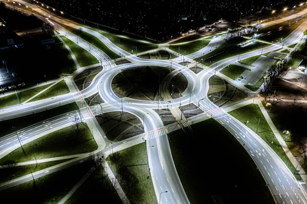 Arial modern ulaşım otoyolu, Road and Roundabout, karayolu trafiği, Asya 'da çok katlı kavşak otoyolu manzarası. Ulaşım için önemli altyapı.
