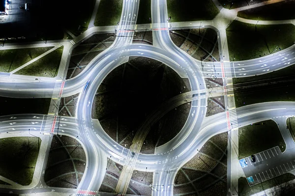 Arial modern ulaşım otoyolu, Road and Roundabout, karayolu trafiği, Asya 'da çok katlı kavşak otoyolu manzarası. Ulaşım için önemli altyapı.