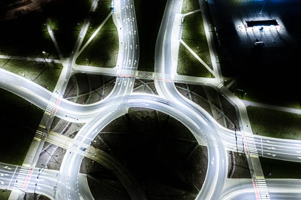 Arial modern ulaşım otoyolu, Road and Roundabout, karayolu trafiği, Asya 'da çok katlı kavşak otoyolu manzarası. Ulaşım için önemli altyapı.