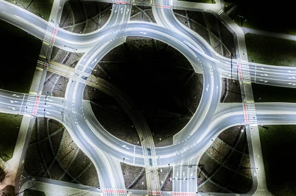 Arial modern ulaşım otoyolu, Road and Roundabout, karayolu trafiği, Asya 'da çok katlı kavşak otoyolu manzarası. Ulaşım için önemli altyapı.