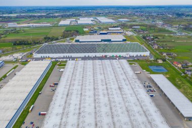 Malzeme deposunun havadan görüntüsü. Lojistik dağıtım, sanayi bölgesinin merkezi yukarıdan. Lojistik merkezde yüklenen kamyonların hava görüntüsü. İnsansız hava aracından görüntüle.