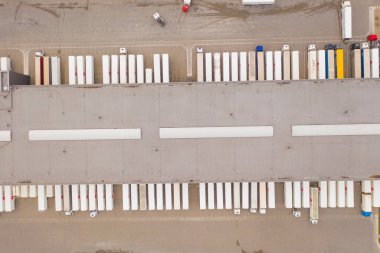 Malzeme deposunun havadan görüntüsü. Lojistik dağıtım, sanayi bölgesinin merkezi yukarıdan. Lojistik merkezde yüklenen kamyonların hava görüntüsü. İnsansız hava aracından görüntüle.
