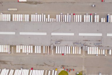 Malzeme deposunun havadan görüntüsü. Lojistik dağıtım, sanayi bölgesinin merkezi yukarıdan. Lojistik merkezde yüklenen kamyonların hava görüntüsü. İnsansız hava aracından görüntüle.