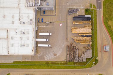 Malzeme deposunun havadan görüntüsü. Lojistik dağıtım, sanayi bölgesinin merkezi yukarıdan. Lojistik merkezde yüklenen kamyonların hava görüntüsü. İnsansız hava aracından görüntüle.