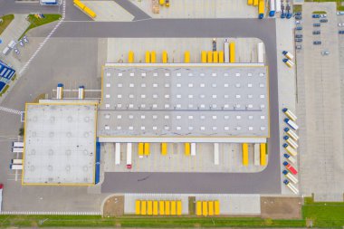 Malzeme deposunun havadan görüntüsü. Lojistik dağıtım, sanayi bölgesinin merkezi yukarıdan. Lojistik merkezde yüklenen kamyonların hava görüntüsü. İnsansız hava aracından görüntüle.