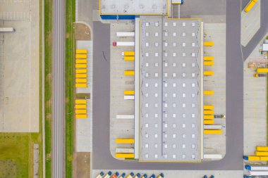 Malzeme deposunun havadan görüntüsü. Lojistik dağıtım, sanayi bölgesinin merkezi yukarıdan. Lojistik merkezde yüklenen kamyonların hava görüntüsü. İnsansız hava aracından görüntüle.