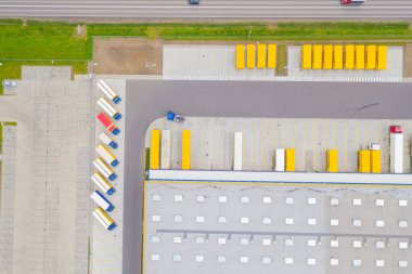 Malzeme deposunun havadan görüntüsü. Lojistik dağıtım, sanayi bölgesinin merkezi yukarıdan. Lojistik merkezde yüklenen kamyonların hava görüntüsü. İnsansız hava aracından görüntüle.