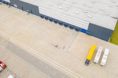 Malzeme deposunun havadan görüntüsü. Lojistik dağıtım, sanayi bölgesinin merkezi yukarıdan. Lojistik merkezde yüklenen kamyonların hava görüntüsü. İnsansız hava aracından görüntüle.