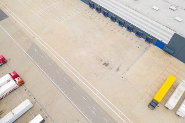 Malzeme deposunun havadan görüntüsü. Lojistik dağıtım, sanayi bölgesinin merkezi yukarıdan. Lojistik merkezde yüklenen kamyonların hava görüntüsü. İnsansız hava aracından görüntüle.