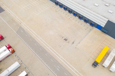 Malzeme deposunun havadan görüntüsü. Lojistik dağıtım, sanayi bölgesinin merkezi yukarıdan. Lojistik merkezde yüklenen kamyonların hava görüntüsü. İnsansız hava aracından görüntüle.