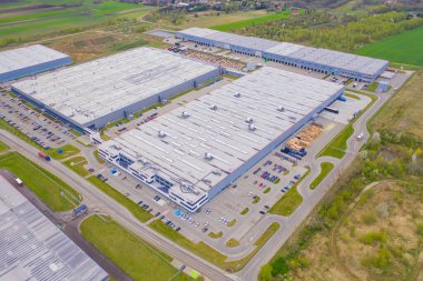 Malzeme deposunun havadan görüntüsü. Sanayi bölgesindeki lojistik merkezi yukarıdan. Lojistik merkezde yüklenen kamyonların hava görüntüsü. İnsansız hava aracından görüntüle.