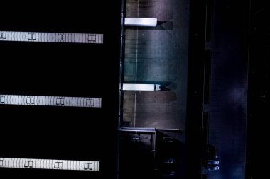 Malzeme deposunun Gece Havası görüntüsü. Sanayi bölgesindeki lojistik merkezi yukarıdan. Lojistik merkezde yüklenen kamyonların hava görüntüsü. İnsansız hava aracından görüntüle.