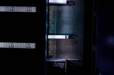 Malzeme deposunun Gece Havası görüntüsü. Sanayi bölgesindeki lojistik merkezi yukarıdan. Lojistik merkezde yüklenen kamyonların hava görüntüsü. İnsansız hava aracından görüntüle.