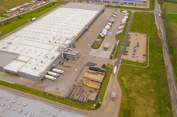 Malzeme deposunun havadan görüntüsü. Lojistik dağıtım, sanayi bölgesinin merkezi yukarıdan. Lojistik merkezde yüklenen kamyonların hava görüntüsü. İnsansız hava aracından görüntüle.