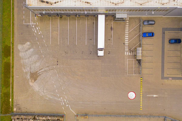 从空中俯瞰货物仓库 物流交付 从上至下的工业园区中心 从空中俯瞰后勤中心装载的卡车 从无人机观看 — 图库照片