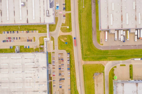 从空中俯瞰货物仓库 从上方看工业园区的物流中心 从空中俯瞰后勤中心装载的卡车 从无人机观看 — 图库照片