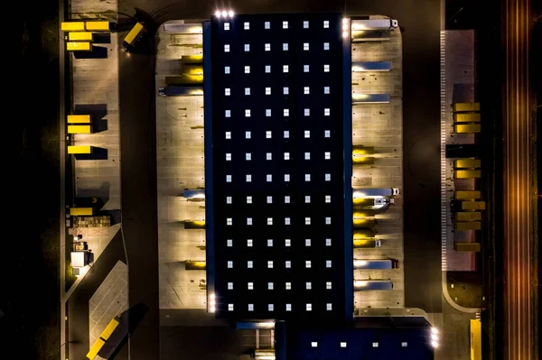 从空中俯瞰货物仓库之夜 物流交付 从上至下的工业园区中心 从空中俯瞰后勤中心装载的卡车 从无人机观看 — 图库照片