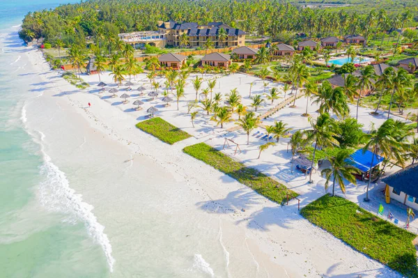 Flygfoto Över Tropisk Sandstrand Med Handflator Och Parasoller Solig Dag — Stockfoto