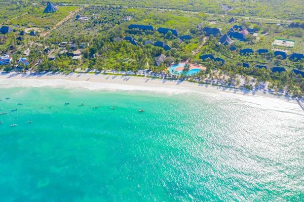 Vue Aérienne Plage Sable Tropical Avec Palmiers Parasols Par Temps — Photo