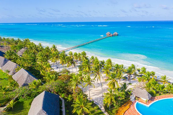 Flygfoto Stilt Hyddan Med Palmtak Tvättat Med Turkosa Indiska Oceanvågor — Stockfoto