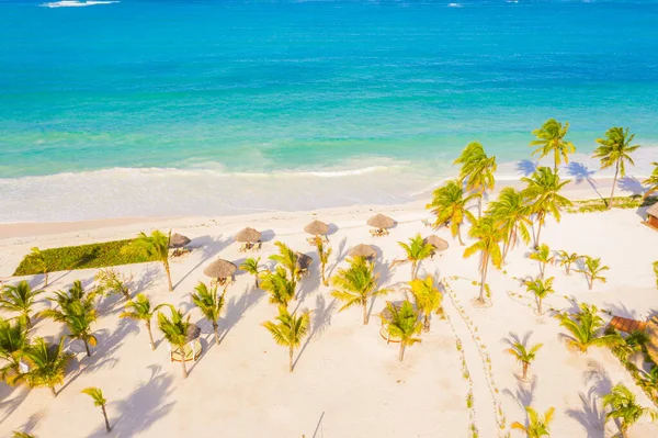 Stranden Med Vacker Kust Palmer Och Karibiska Havet Färgvatten Turkos — Stockfoto