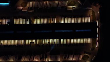 Depoyla birlikte büyük lojistik parkının hava görüntüsü, geceleri yükleme / boşaltma malları için rampalarda bekleyen bir sürü yarı karavan dolu merkez..