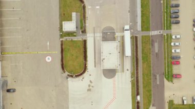 Hava görüntüsü. Mal dağıtım deposu. Yarı kamyonlar kargo konteynırlarını yüklüyor. Lojistik ihracat ve ithal kargo dağıtım nakliye merkezi. 4k İHA.