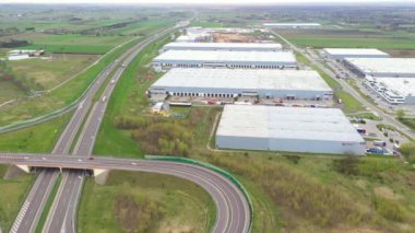 Birçok kamyonun ticaret mallarını yükleyip indirdiği Endüstriyel Depo Binası / Yükleme Alanının Hava Çekimi. Phantom 4K UHD Kamerada Çekim.