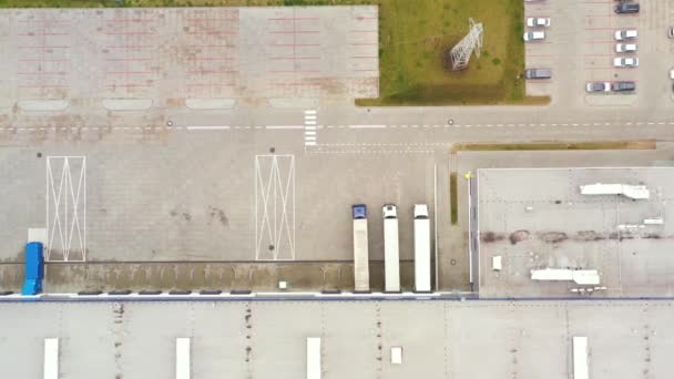 Flygfoto över varuhuset. Logistikcenter i industristadszon ovanifrån. Flygfoto av lastbilar som lastar på logistikcentret. Utsikt från drönare. — Stockvideo