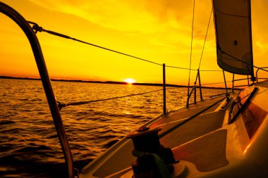 Suda yansıması olan sakin bir gölde yelken açmak. Huzurlu manzara. Dikey fotoğraf.