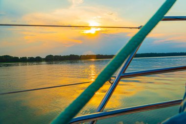 Suda yansıması olan sakin bir gölde yelken açmak. Huzurlu manzara. Dikey fotoğraf.