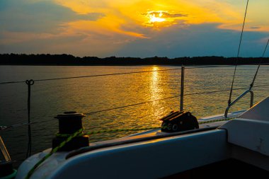 Suda yansıması olan sakin bir gölde yelken açmak. Huzurlu manzara. Dikey fotoğraf.