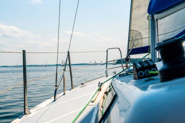 Güzel yelkenli yelkenli Mavi Akdeniz 'de yelken açar
