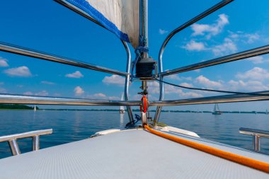 Güzel yelkenli yelkenli Mavi Akdeniz 'de yelken açar