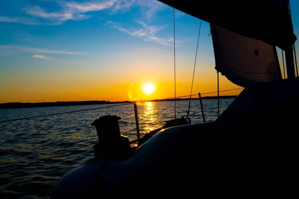 Iate Vela Contra Pôr Sol Barco Vela Iatismo Navegação — Fotografia de Stock