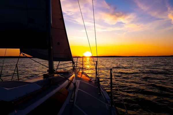 Velero Mar Durante Puesta Del Sol Impresionante Yate Lujo Vacaciones — Foto de Stock