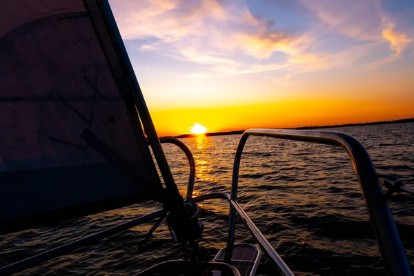 Yate Navegando Mar Abierto Atardecer Vista Cerca Cubierta Mástil Velas — Foto de Stock