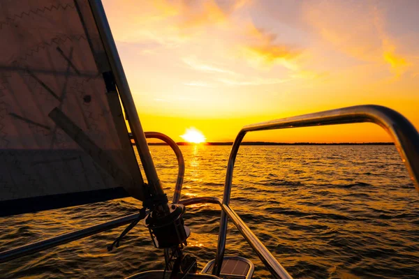 Barco Vela Mar Durante Pôr Sol Incrível Iate Luxo Férias — Fotografia de Stock