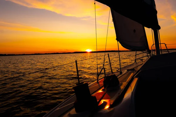 Iate Navegando Mar Aberto Pôr Sol Vista Perto Convés Mastro — Fotografia de Stock