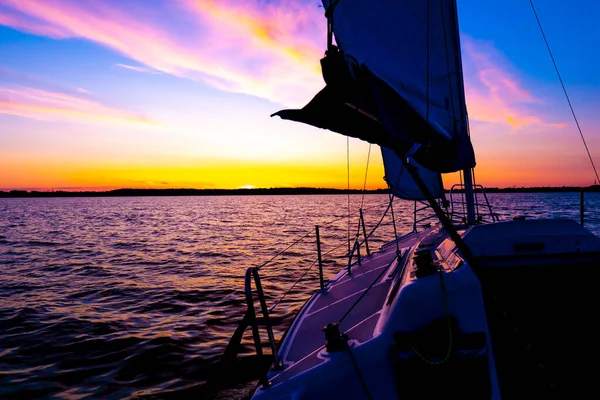 Barco Vela Lago Calmo Com Reflexo Água Paisagem Serena Fotografia — Fotografia de Stock