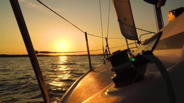 Jacht żaglowy przy brzegu z pięknym zachodem słońca. 4k wideo. — Wideo stockowe