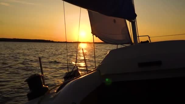 Yacht a vela al largo della costa con bel tramonto. Video 4k. — Video Stock