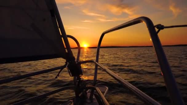 Segling yacht off shore med vacker solnedgång. 4k Video. — Stockvideo