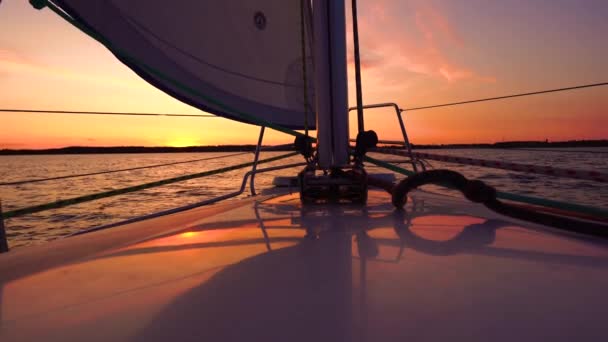 Una scena cinematografica di piccole barche a vela che navigano lungo le acque calme dorate su lago, fiume, mare o oceano. Bello tramonto o alba, relax, calma, vela, marinai. Soggiorno di lusso — Video Stock