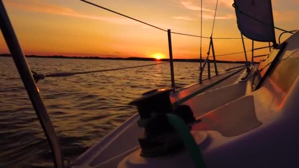 Segling yacht off shore med vacker solnedgång. 4k Video. — Stockvideo