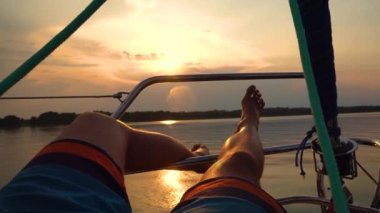 Günbatımında Akdeniz 'de yelkenli drone ile hava görüntüsü. Rahatlayan adam