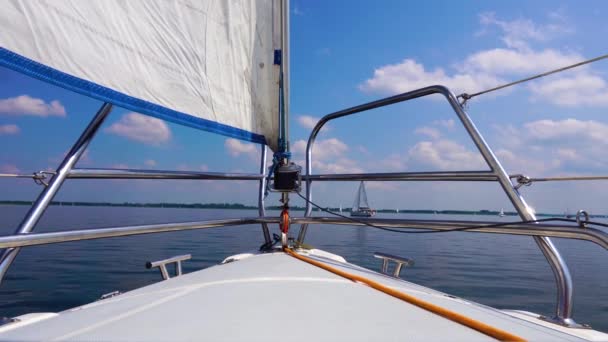 Bateau naviguant sur l'eau libre par temps calme aérien. Soleil brille sur voilier blanc à la baie de l'océan. Croisière en voilier au paysage marin serein. Incroyable course de navires à la journée ensoleillée d'été. Plan de drone cinématographique — Video