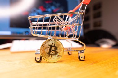 bir süpermarket, bitcoin ahşap arka plan üzerinde bir sepete. Internet, kripto para birimi