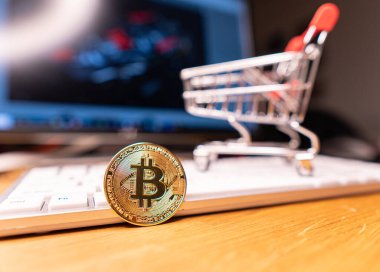 bir süpermarket, bitcoin ahşap arka plan üzerinde bir sepete. Internet, kripto para birimi